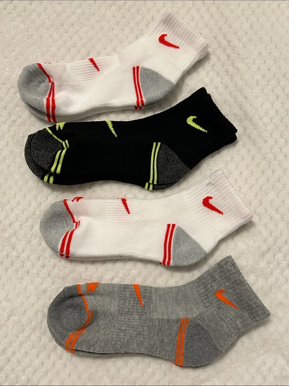 NWOT Nike Kids Unisex Cushioned Quarter Ankle Socks, 4 Pairs - Size Medium 9-11